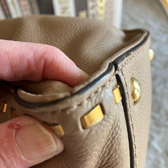 Michael Kors Rare Hamilton Handbag/Shoulder bag. Tan with gold. Snap and zipper - Picture 7 of 10